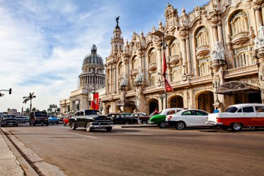 Havana, Küba - 12 Aralık 2016: Rating Capitol ve Central Park yakınındaki Ulusal Tiyatro (Alicia Alonso) önünde