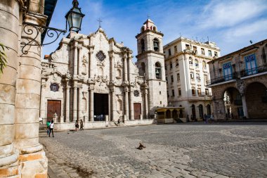 Havana, Küba - 12 Aralık 2016: Plaza de la Katedrali San Cristobal Katedrali Barok mimarisi ile Eski Havana'da (Küba).