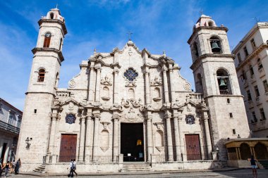 Havana, Küba - 12 Aralık 2016: Plaza de la Katedrali San Cristobal Katedrali Barok mimarisi ile Eski Havana'da (Küba).