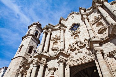 Havana, Küba - 12 Aralık 2016: Plaza de la Katedrali San Cristobal Katedrali Barok mimarisi ile Eski Havana'da (Küba).