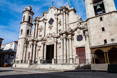 Havana, Küba - 12 Aralık 2016: Plaza de la Katedrali San Cristobal Katedrali Barok mimarisi ile Eski Havana'da (Küba).