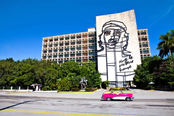 古巴哈瓦那 2016年12月11日 在古巴哈瓦那革命广场的内政部的 Che 钢概述 维多利亚 Siempre 写在下面 — 图库照片