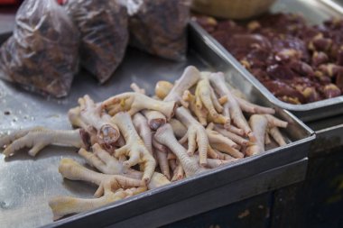 Ham tavuk ayakları yığını Borneo bir pazarda satış