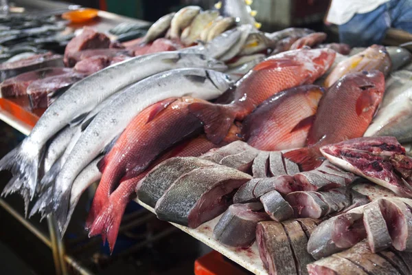 Taze balık Balık pazarında Borneo (Malezya)