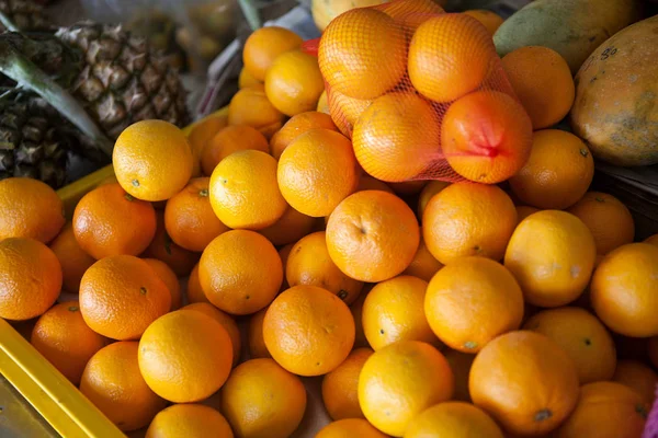 Closeup of oranges on a market in Malaysia — Stock Photo, Image