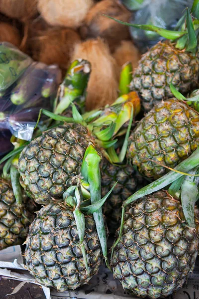 Fresh pineapples at  fruit market — Stock Photo, Image