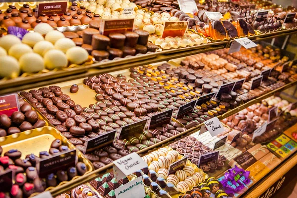 Variedade de pralines de chocolate — Fotografia de Stock