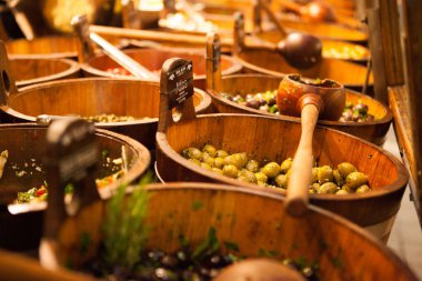 Bir pazar yerinde satılık çeşitli zeytin Kaseler