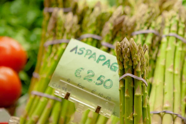 Bunch of green raw asparagus vegetable food on market stall — Stock Photo, Image