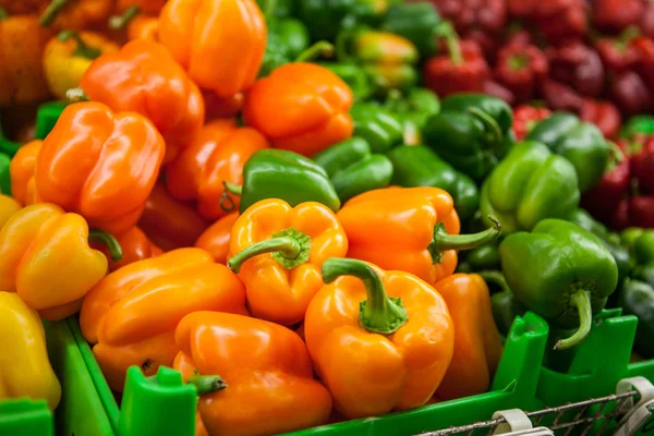 Fresh Yellow, orange, greeen and red peppers at the market — Stock Photo, Image