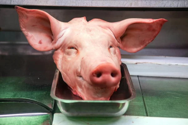 एक सूअर का सिर एक कसाई की दुकान में स्थित है — स्टॉक फ़ोटो, इमेज