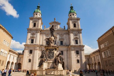Salzburg, Avusturya - 8 Eylül 2018: Bazı turistler in önünde