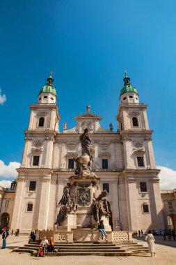 Salzburg, Avusturya - 8 Eylül 2018: Bazı turistler in önünde