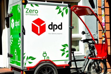 Heidelberg / Bavyera, Almanya - 24 Haziran 2020: DPD Zero Almanya, Şehir içi Elektrik Teslimatı motosikleti.