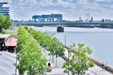 Köln, Almanya. Köln 'deki katedralin ve Ren nehri üzerindeki Hohenzollern köprüsünün havadan görünüşü..