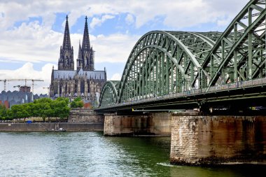Köln, Almanya. Köln 'deki katedralin ve Ren nehri üzerindeki Hohenzollern köprüsünün havadan görünüşü..