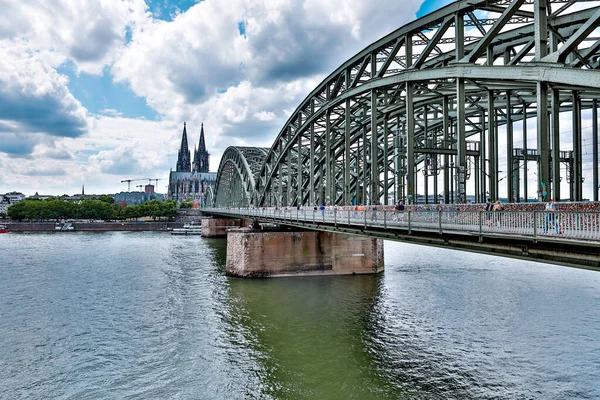 Köln, Almanya. Köln 'deki katedralin ve Ren nehri üzerindeki Hohenzollern köprüsünün havadan görünüşü..