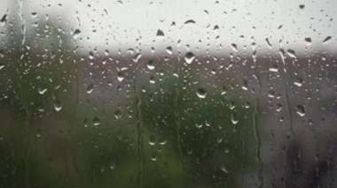 Pencerede yağmur damlaları