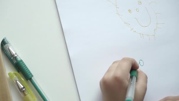 Ребенок рисует на белой бумаге — стоковое видео