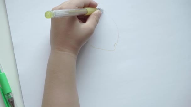 Το παιδί ζωγραφίζει σε λευκό χαρτί — Αρχείο Βίντεο