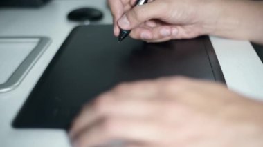 Ofiste grafik tablet üzerinde çalışıyorum. Yaratıcı çalışma.