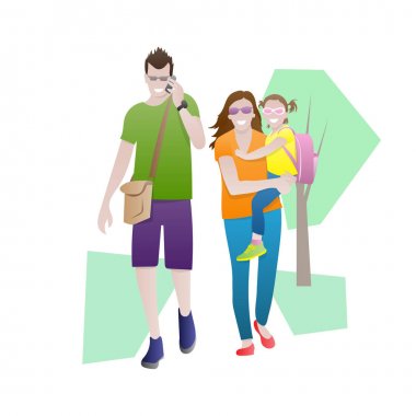 Mutlu bir aile parkta yürüyor. Adam cep telefonu ve kollarında kız ile kadın konuşuyor.