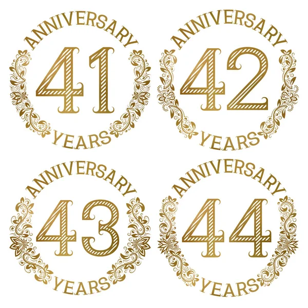 Arany Évfordulós Emblémák Negyvenegyedik Első Negyvenkettedik Negyvenharmadik Negyvennegyedik Jelei Vintage — Stock Vector