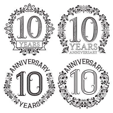 Onuncu yıldönümü amblemleri ayarlandı. Kutlama desenli işaretler vintage tarzında.