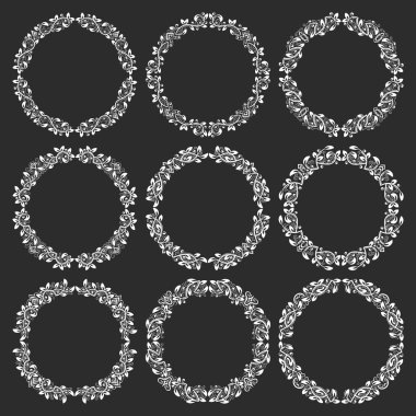 Çiçekli, eski, yuvarlak çerçeveler. Viktorya tarzı dairesel çelenkler. Siyah arkaplanda tasarım için beyaz ögeler.