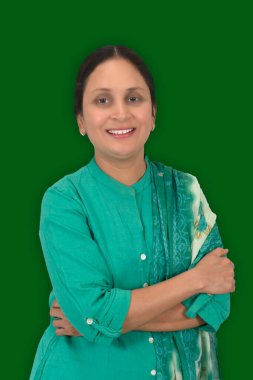 Gülümseyen güzel bir genç kadının ve Uluslararası Kadınlar Günü 'nün yakın plan portresi. Asyalı bir kadının elleri omuzlarına sarılır. Neşeli, sıcak, dişlek gülümsemeyi sever. Yeşil Arkaplanda İzole Edildi