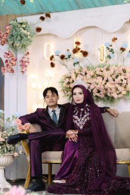 Güçlü bir iş adamı, bir kadının yanındaki koltukta güven içinde oturur. Otorite ve karizma yayar. Özgüvenli vücut dilleri zenginliği, hakimiyeti ve lüks bir yaşam tarzını yansıtır. Temalar için ideal