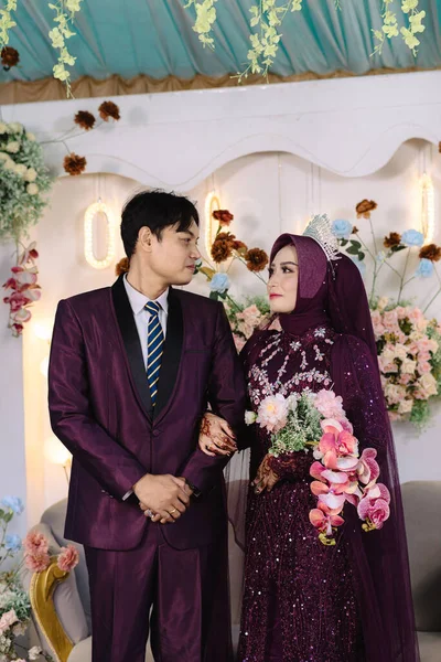 Kocasının elini tutan bir eş diğer elinde bir çiçek taşırken, aşkı, birlikteliği ve romantik bağı sembolize eder. Düğün temalarını, çiftleri, romantik anları resmetmek için mükemmel.,