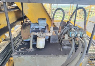 Endüstriyel bir taşıyıcı sistemi çalıştırmak için hidrolik makine kurulumu, ağır donanım, güç iletimi ve malzeme kullanımını sembolize ediyor. Madencilik ve imalat için mükemmel.,