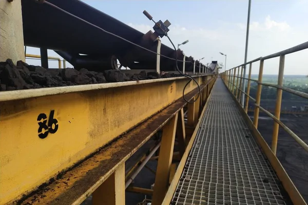 Kömür madenciliği veya işleme sahasındaki sanayi işçileri yolu güvenlik, erişim ve işyeri altyapısını sembolize ediyor. Madencilik, kömür sanayisi ve ağır ekipmanları resimlemek için mükemmel.