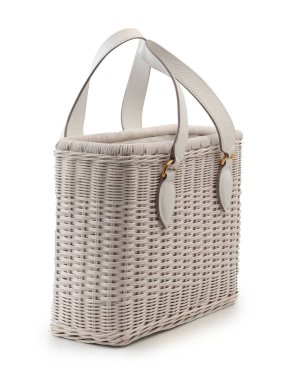 Hasır çanta beyaz arkaplanda izole edildi