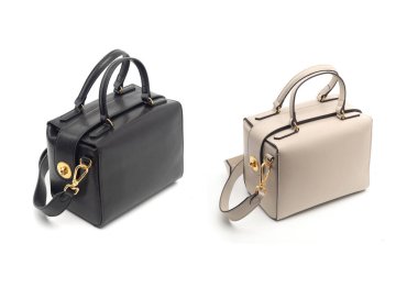 Beyaz arka planda izole edilmiş bir grup kadın deri çanta.