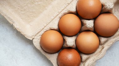 Kağıt tavuk yumurtasındaki organik tavuk yumurtaları.