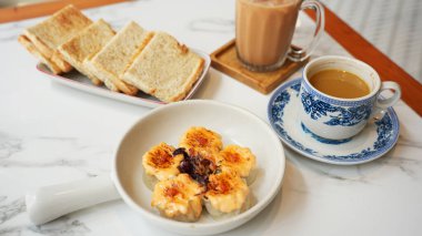 Çeşitli Kopitiam menüleri, kahve, süt çayı, kaya tostu ve dipsum menta