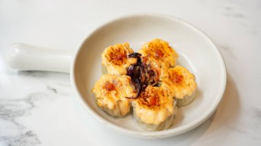 Japon Mentai soslu Dimsum. Tabakta servis edilir.