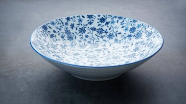 Boş ramen kasesi, Asya geleneksel masa savaşı.