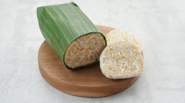 Raw Tempeh ya da Tempe, mayalanmış soya fasulyesinden yapılan geleneksel Endonezya yemeği. Genellikle meze ya da diğer yemek malzemeleri için kızartılır..