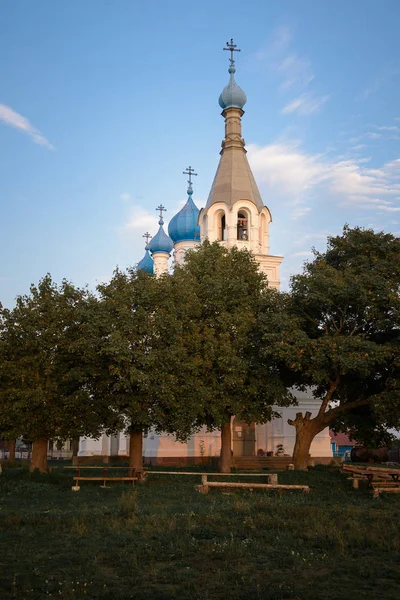 Igreja de Pedro e Paulo na aldeia de Vetvenik entre o pôr-do-sol do jardim . — Fotografia de Stock