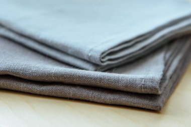 Yatay atış gri havlu izole üzerinde ahşap arka plan kazık.