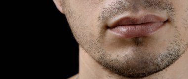 Genç bir adamın closeup tıraşsız çene