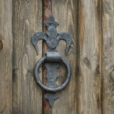 Vintage demir kolu ahşap bir kapı bir halka şeklinde
