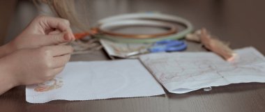 Karanlık bir arka plan üzerinde çocuk el nakış.