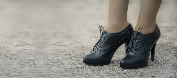 Concept de mode de femmes pieds en chaussures noires avec des talons hauts . — Photo