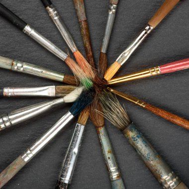 Boya fırçaları ortaya konulan koyu arka plan üzerinde bir daire içinde kullanılan.