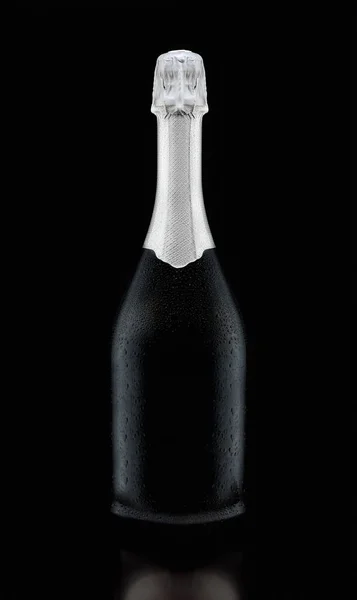 Чорна вишукана пляшка вина ізольована на чорному тлі з відображенням . — стокове фото