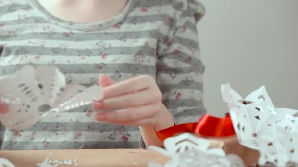 Дівчина Підліток Окулярах Різьблення Сніжинки Паперу — стокове відео